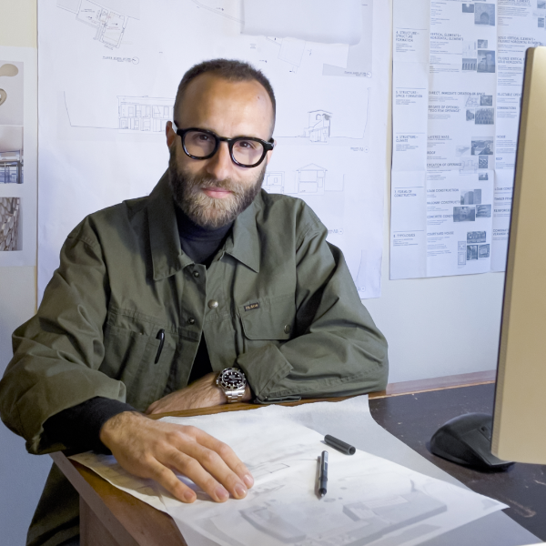 Foto dell'architetto Federico Minelli nel suo studio